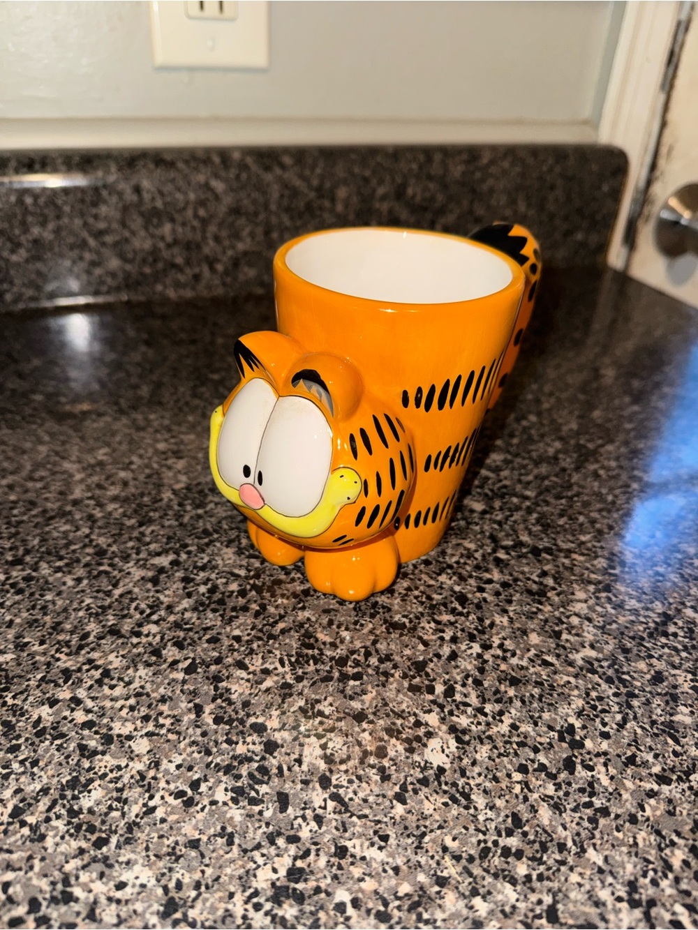 2005 Garfield Burton Ceramic Coffee Mug Tail Handle